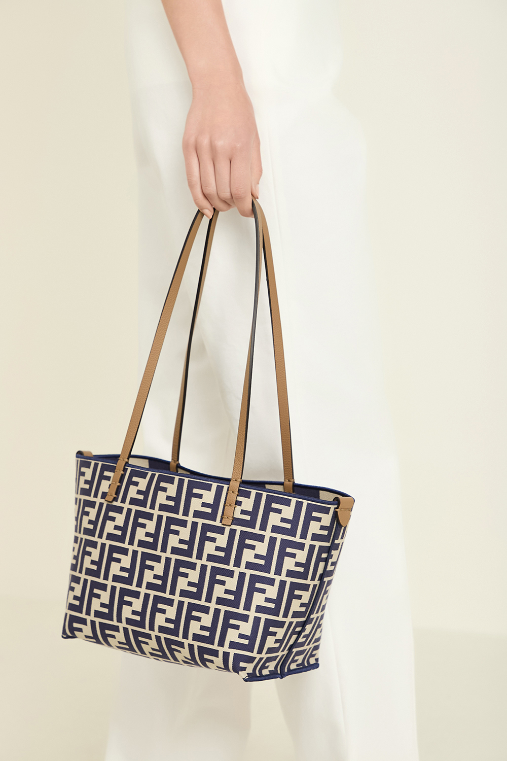 תמונת כל הלוק של תיק נשיאה דו צדדי סמול FENDI